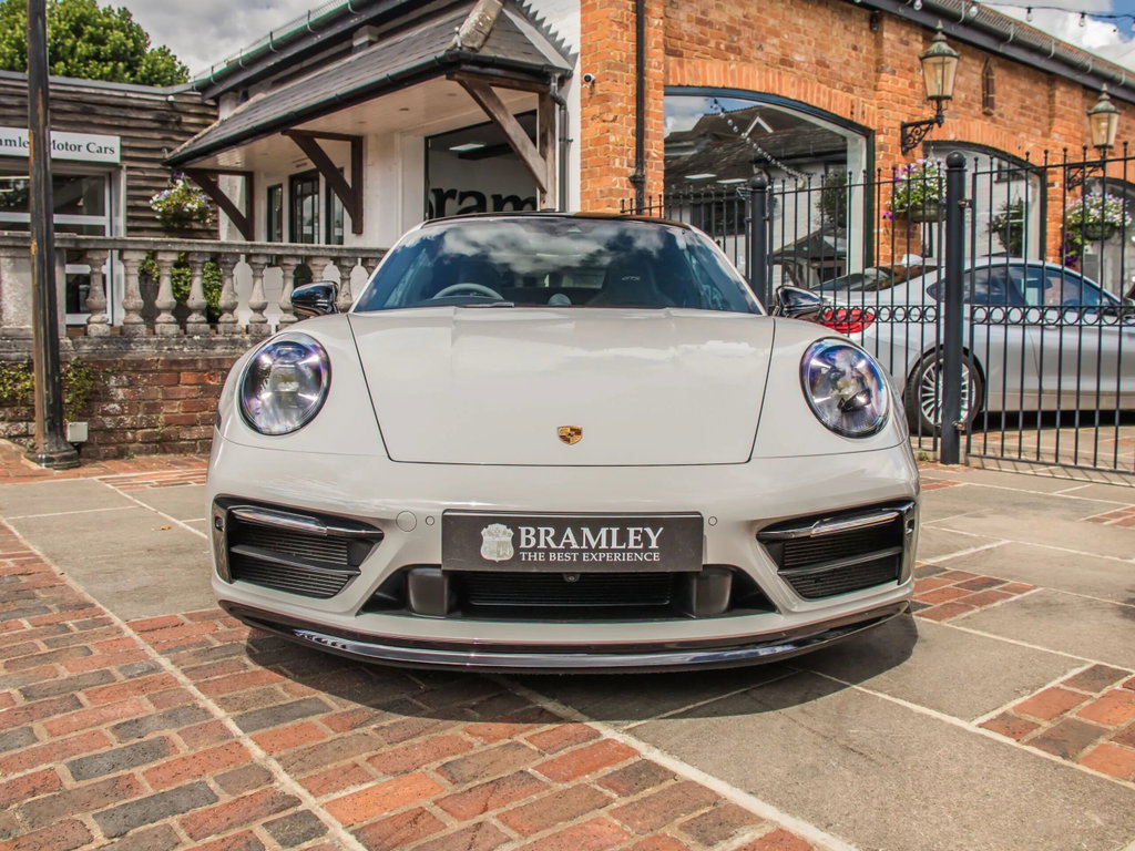 Porsche 992 Carrera 4 GTS