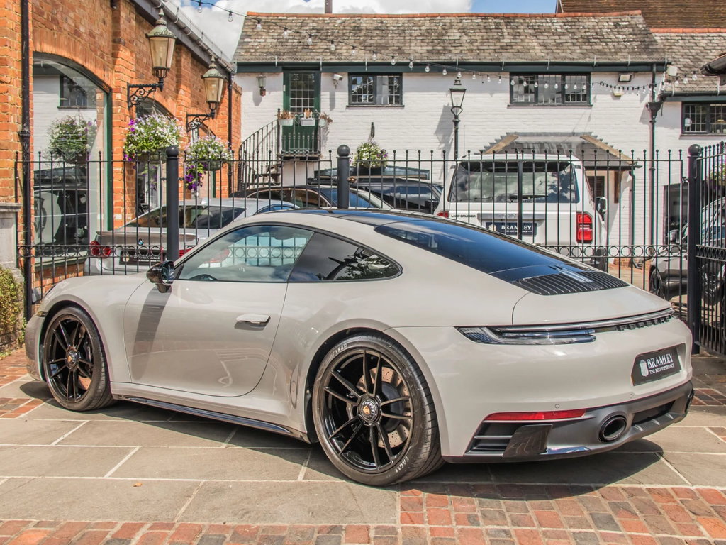 Porsche 992 Carrera 4 GTS