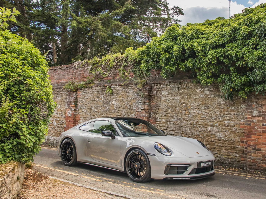 Porsche 992 Carrera 4 GTS