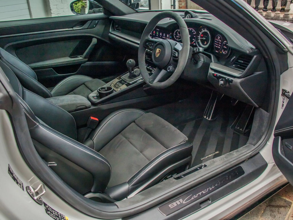 Porsche 992 Carrera 4 GTS