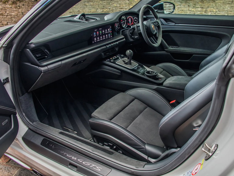 Porsche 992 Carrera 4 GTS