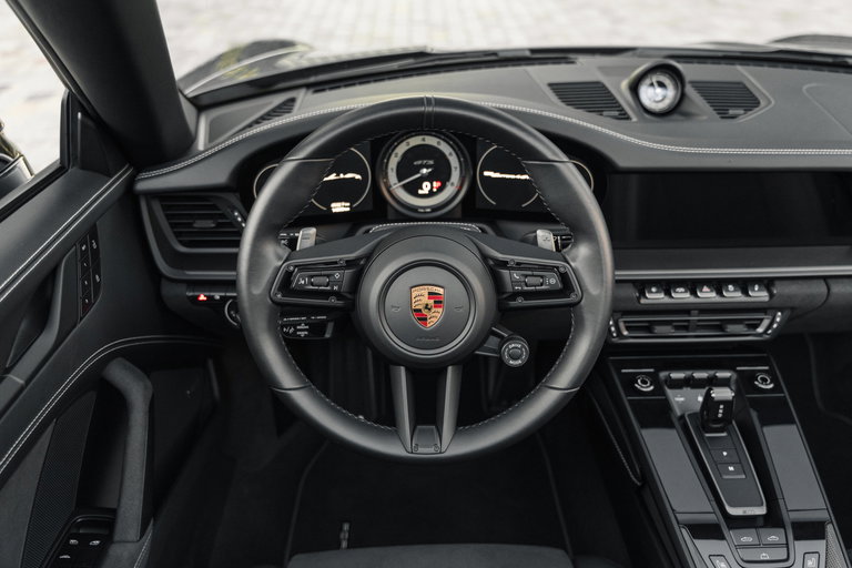 Porsche 992 Carrera 4 GTS