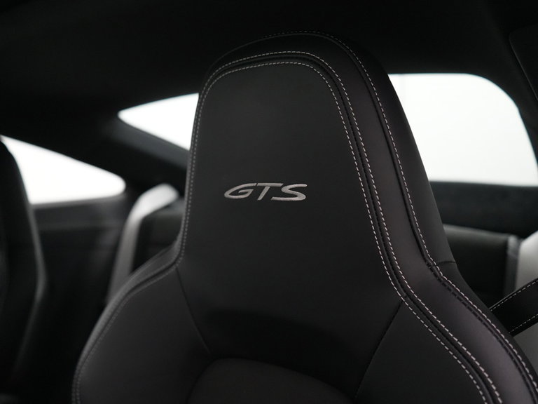 Porsche 992 Carrera 4 GTS