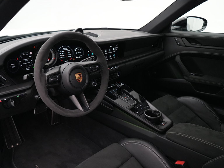 Porsche 992 Carrera 4 GTS