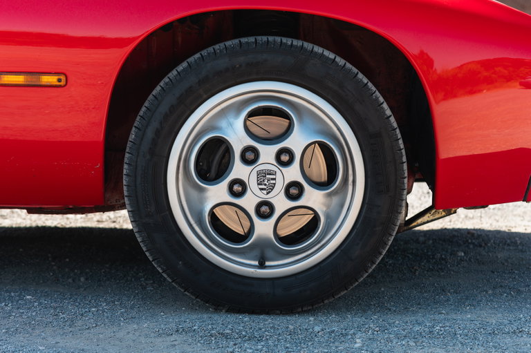 Porsche 928