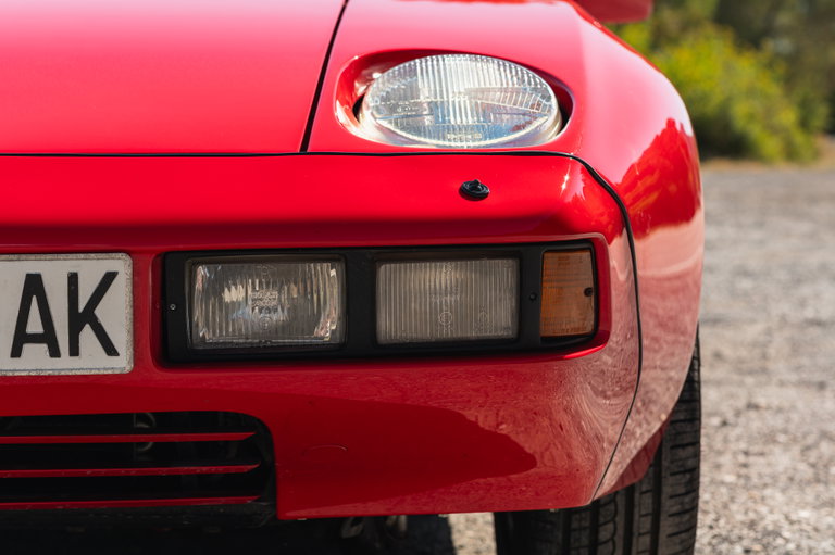 Porsche 928