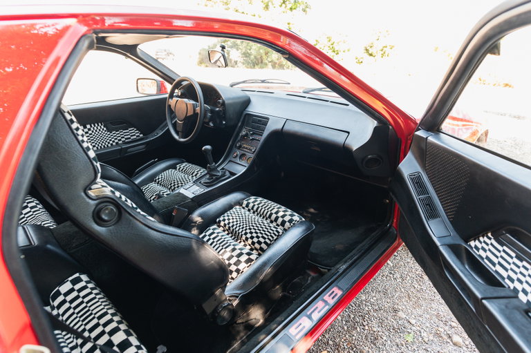 Porsche 928