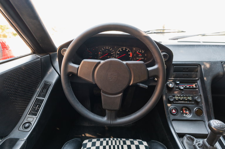 Porsche 928