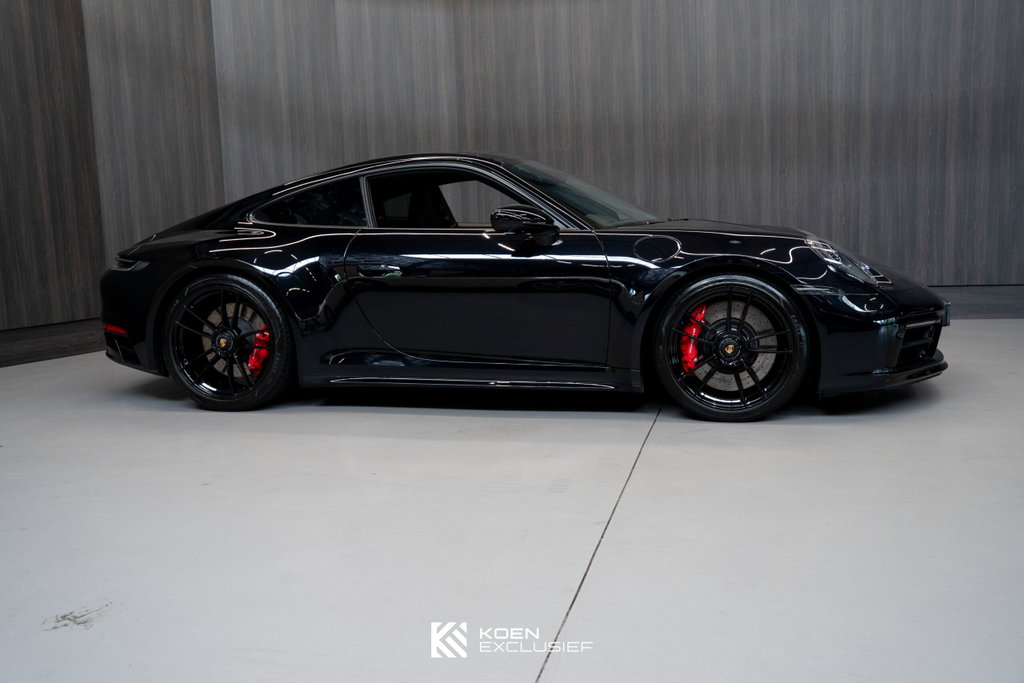 Porsche 992 Carrera 4 GTS