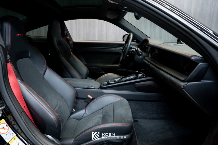 Porsche 992 Carrera 4 GTS