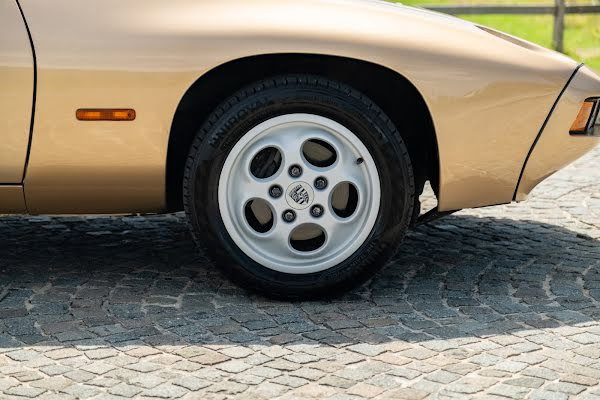 Porsche 928