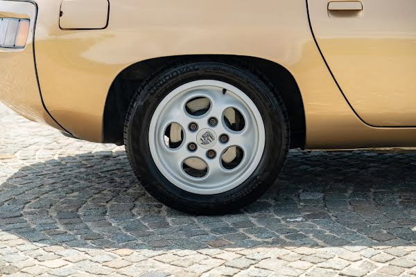 Porsche 928