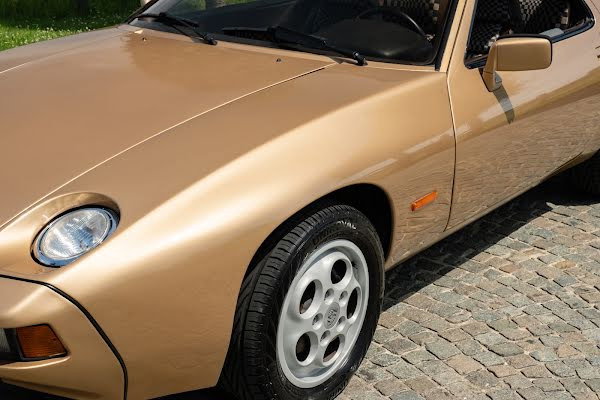 Porsche 928
