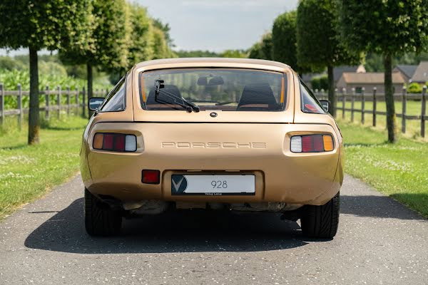 Porsche 928