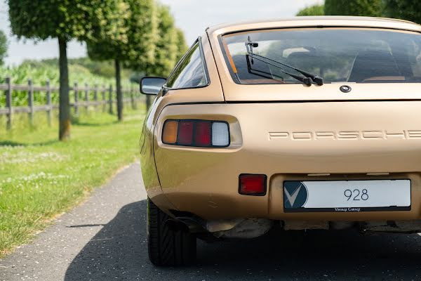 Porsche 928