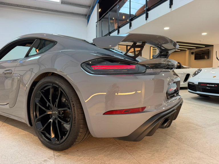 Porsche 718 Cayman GT4