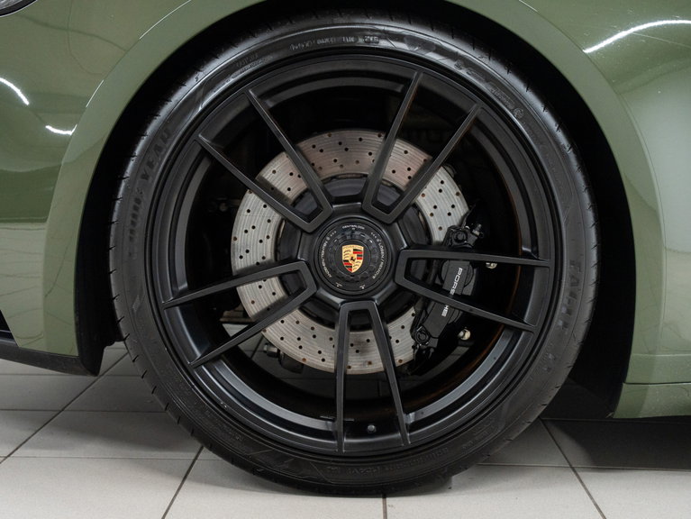 Porsche 992 Carrera 4 GTS