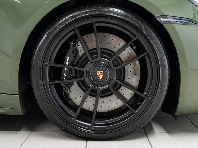 Porsche 992 Carrera 4 GTS