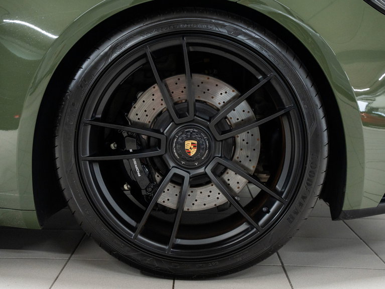 Porsche 992 Carrera 4 GTS