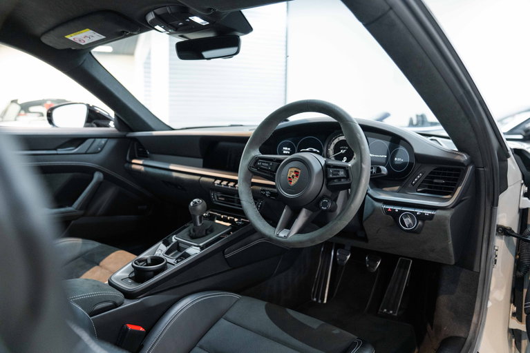 Porsche 992 Carrera 4 GTS