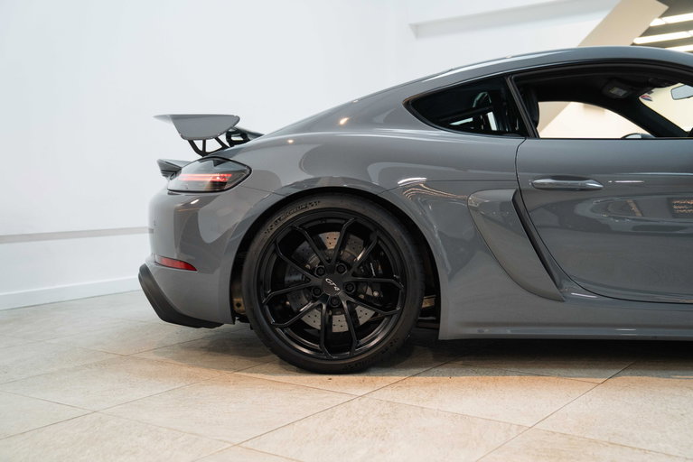 Porsche 718 Cayman GT4
