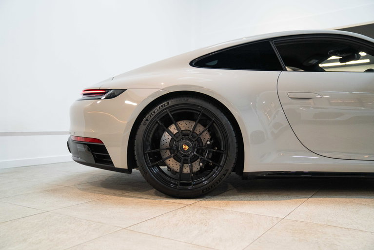 Porsche 992 Carrera 4 GTS