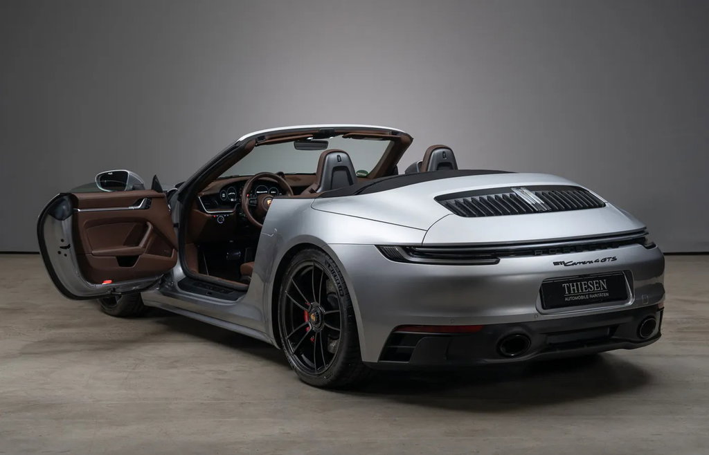 Porsche 992 Carrera 4 GTS