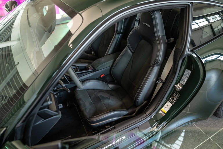 Porsche 992 Carrera 4 GTS