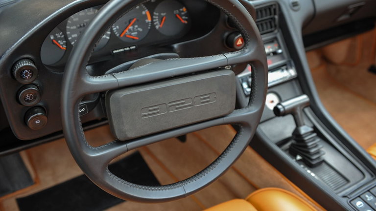 Porsche 928