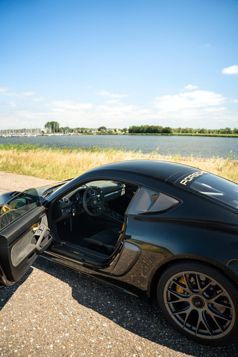 Porsche 718 Cayman GT4 RS