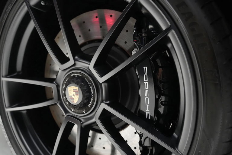 Porsche 992 Carrera 4 GTS