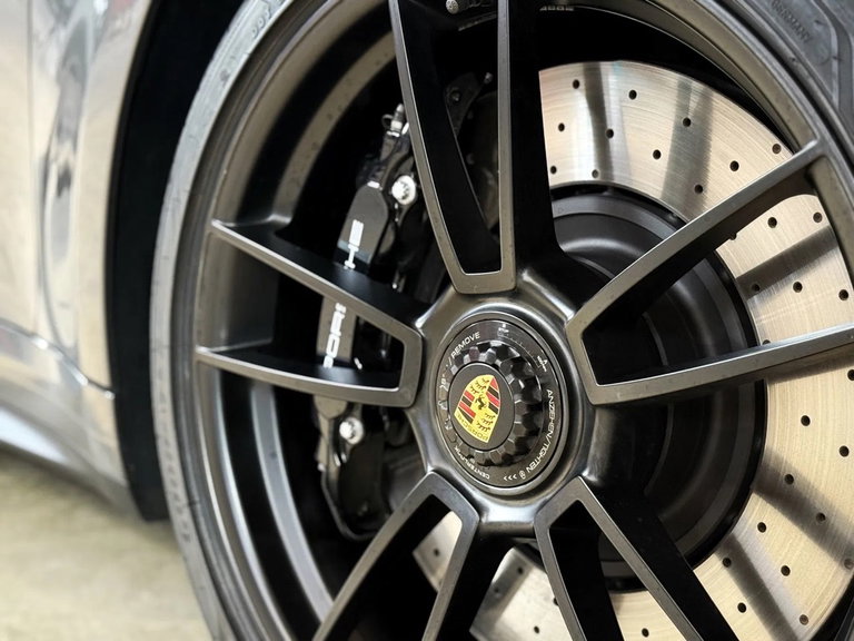 Porsche 992 Carrera 4 GTS
