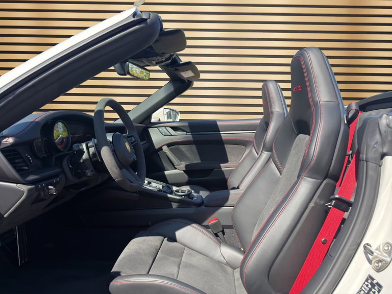Porsche 992 Carrera 4 GTS