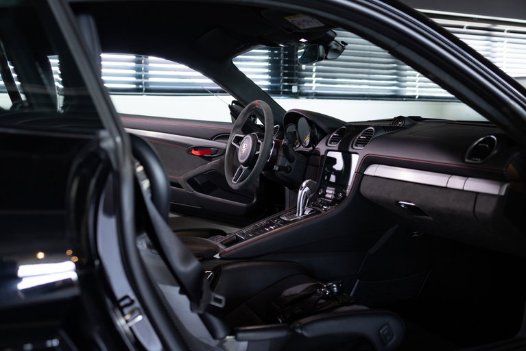 Porsche 718 Cayman GT4