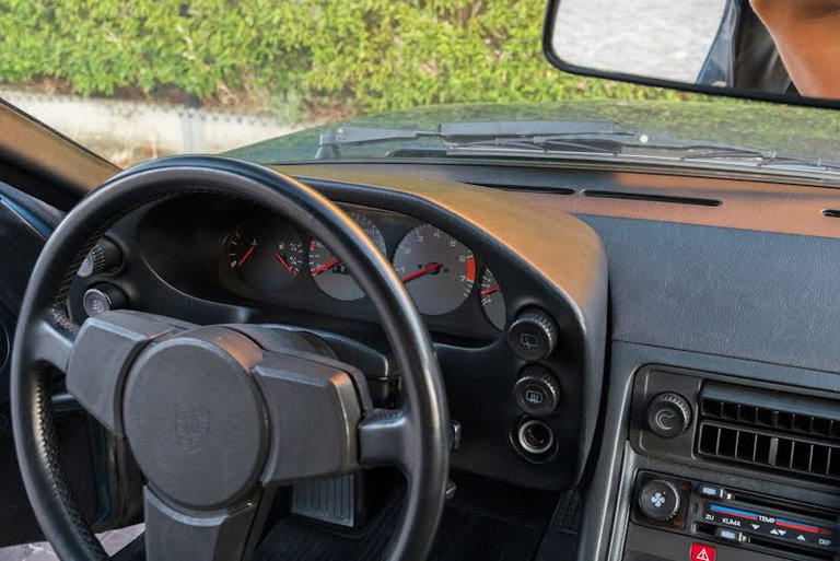 Porsche 928