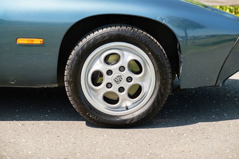 Porsche 928