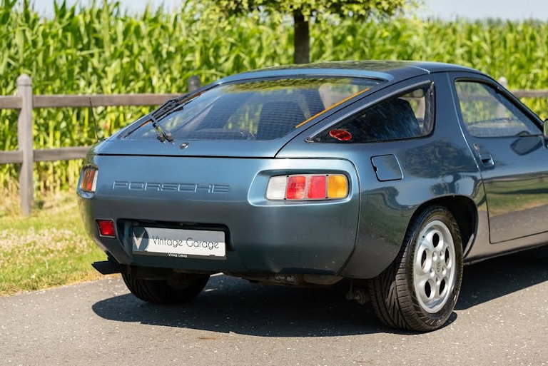 Porsche 928