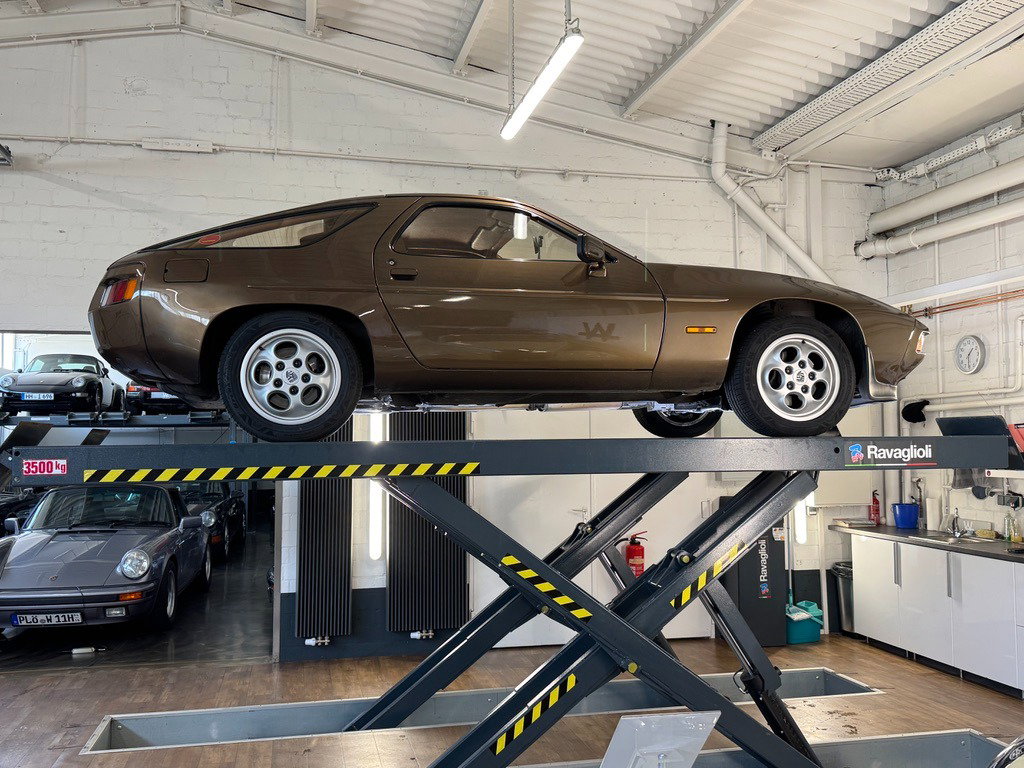 Porsche 928