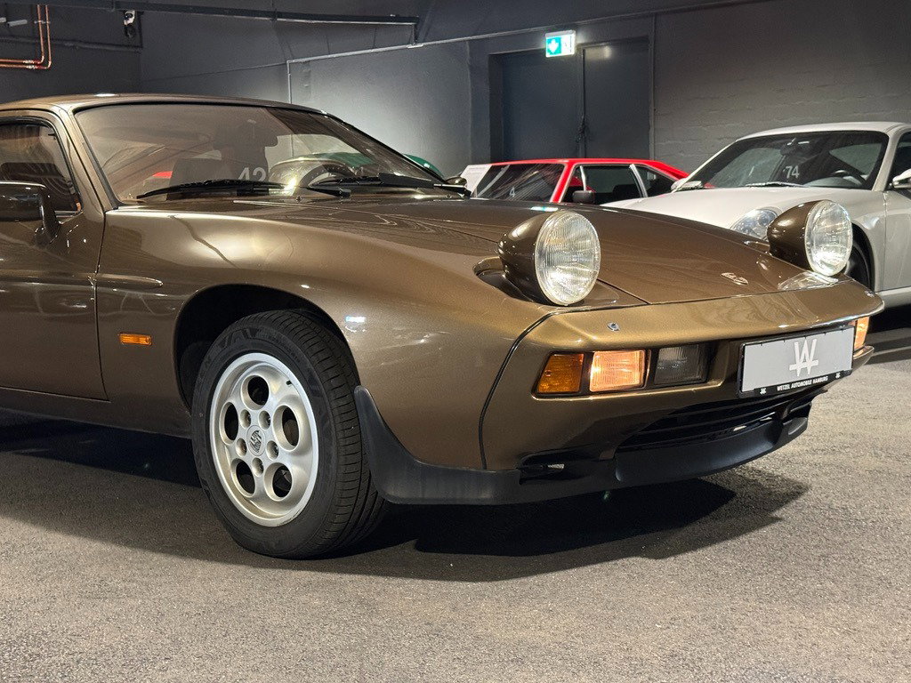 Porsche 928