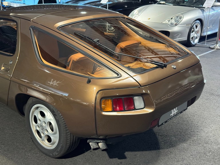 Porsche 928