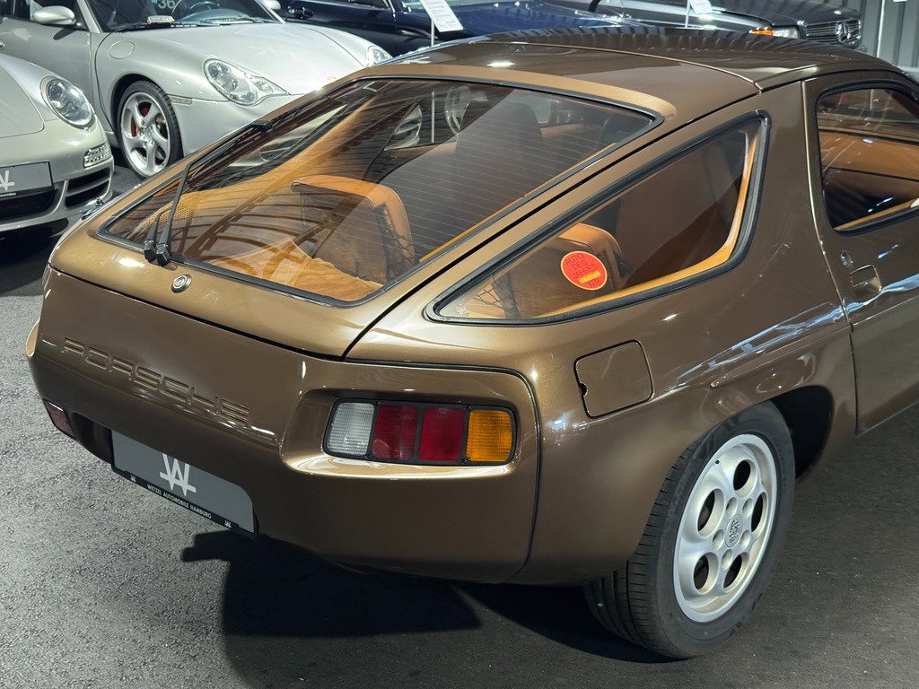 Porsche 928