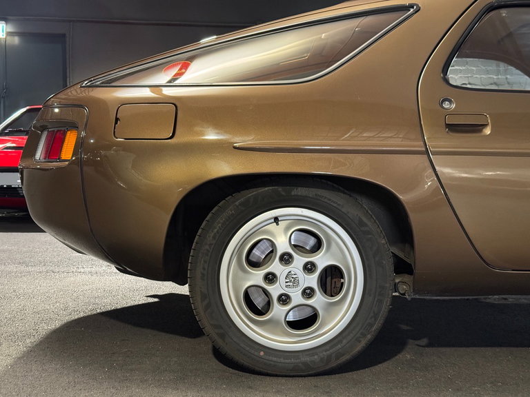 Porsche 928