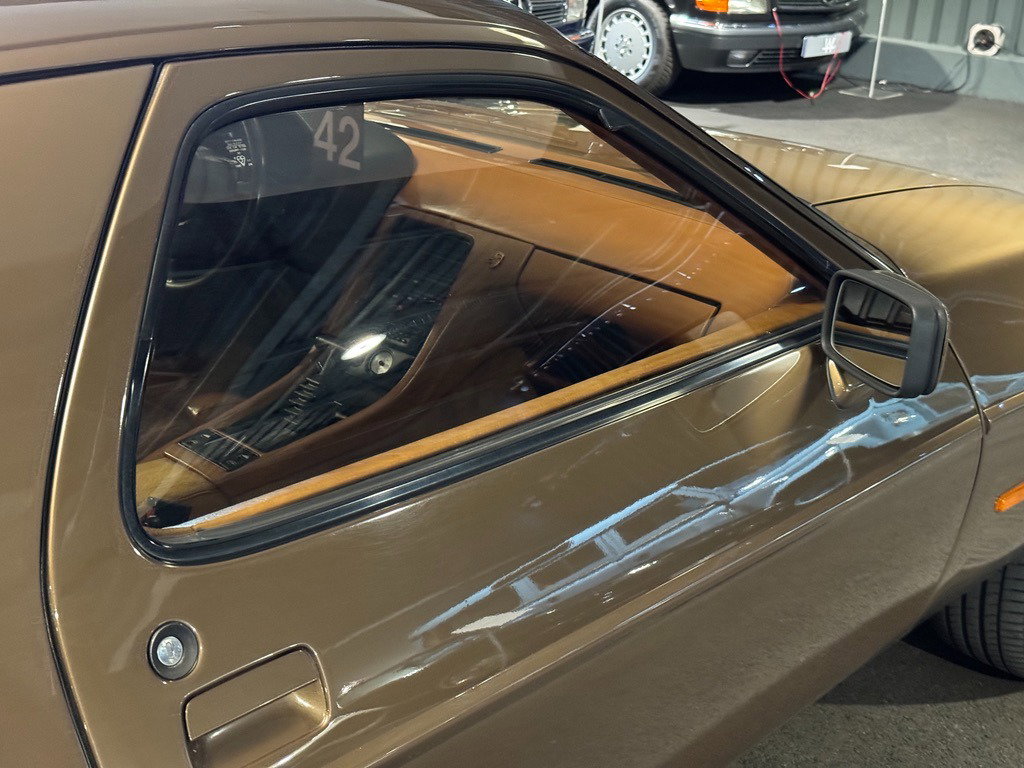 Porsche 928
