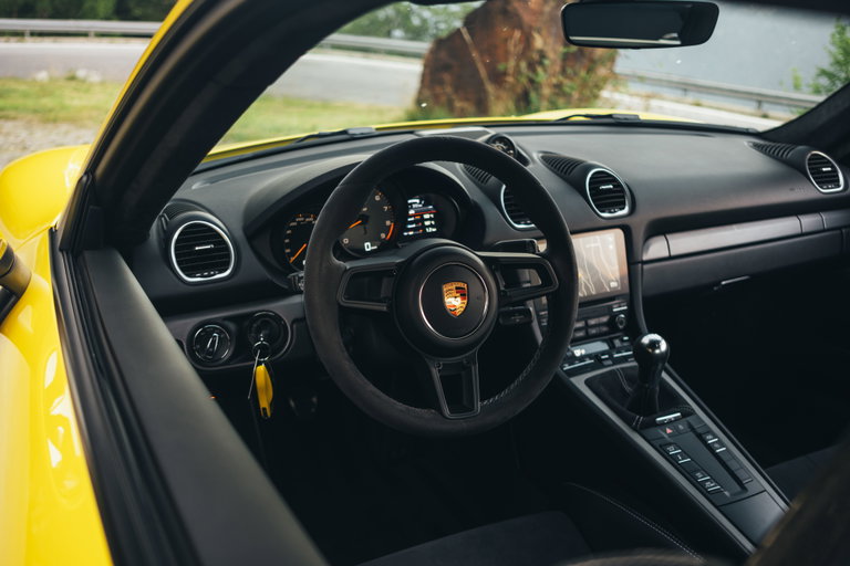 Porsche 718 Cayman GT4