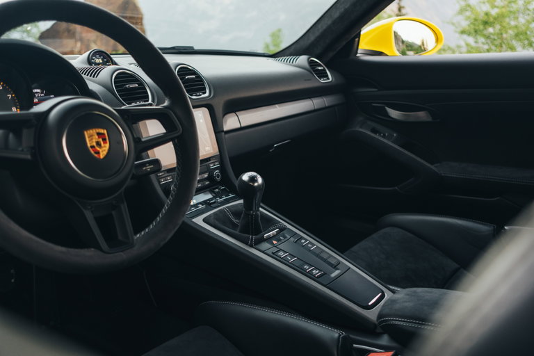 Porsche 718 Cayman GT4