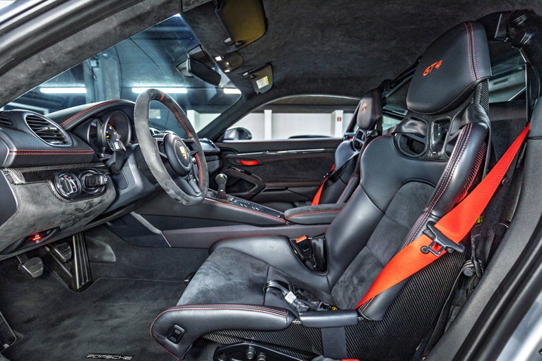 Porsche 718 Cayman GT4