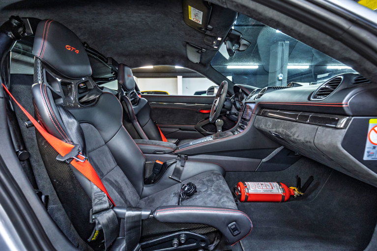 Porsche 718 Cayman GT4