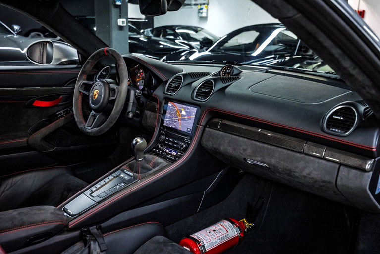 Porsche 718 Cayman GT4