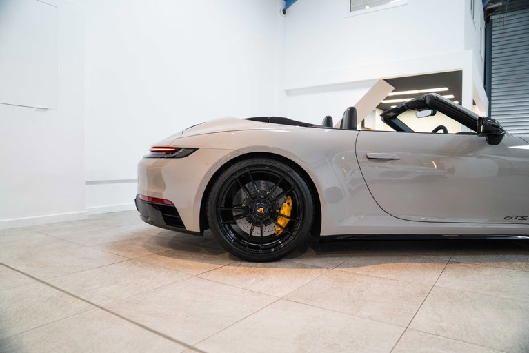 Porsche 992 Carrera 4 GTS