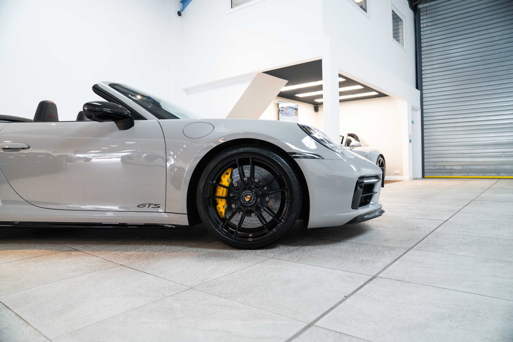 Porsche 992 Carrera 4 GTS